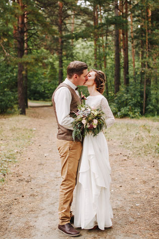 Стильная рустикальная свадьба, жених и невеста в лесу