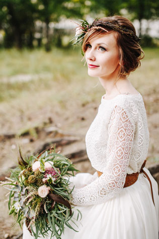 Стильная рустикальная свадьба, жених и невеста в лесу