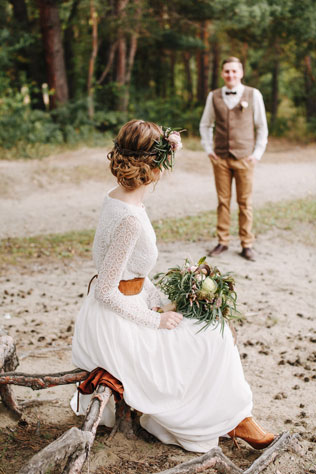 Стильная рустикальная свадьба, жених и невеста в лесу