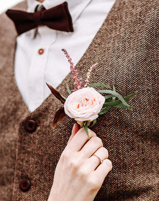 Стильная рустикальная свадьба, бутоньерка жениха