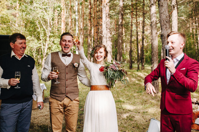 Стильная рустикальная свадьба, молодожены с гостями