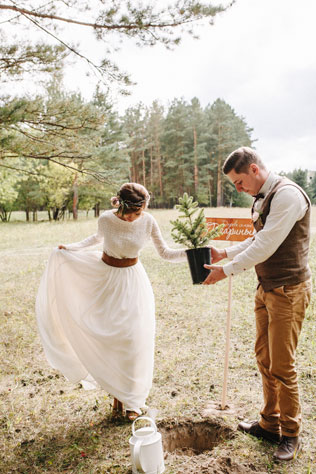 Стильная рустикальная свадьба, посадка дерева