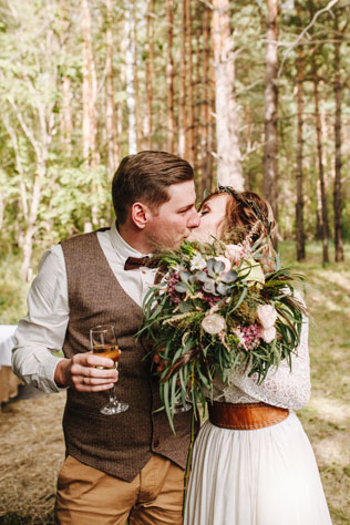 Стильная рустикальная свадьба, посадка дерева