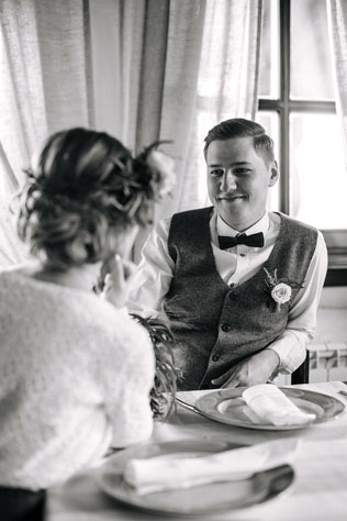 Стильная рустикальная свадьба, жених и невеста в кафе