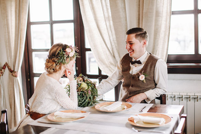 Стильная рустикальная свадьба, жених и невеста в кафе