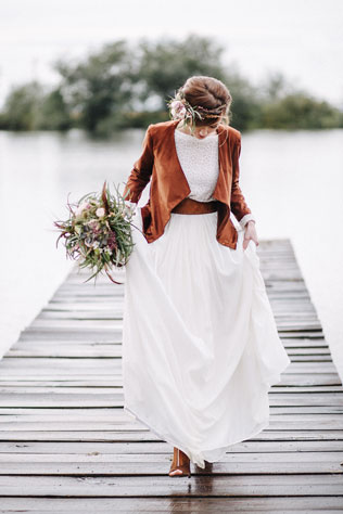 Стильная рустикальная свадьба, невеста на причале