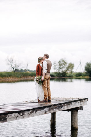 Стильная рустикальная свадьба, жених и невеста на причале