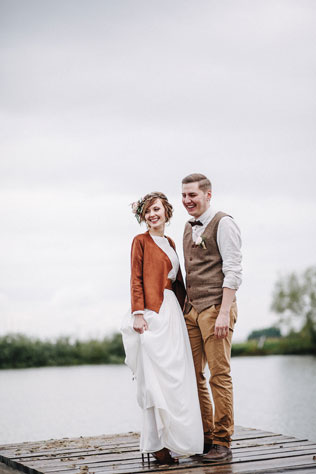 Стильная рустикальная свадьба, жених и невеста на причале
