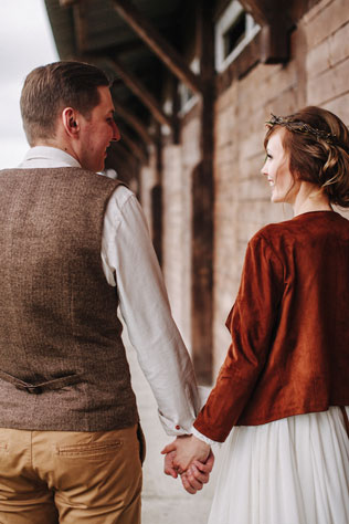 Стильная рустикальная свадьба, встреча жениха и невесты