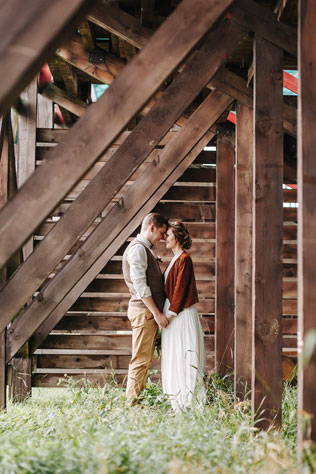 Стильная рустикальная свадьба, жених и невеста