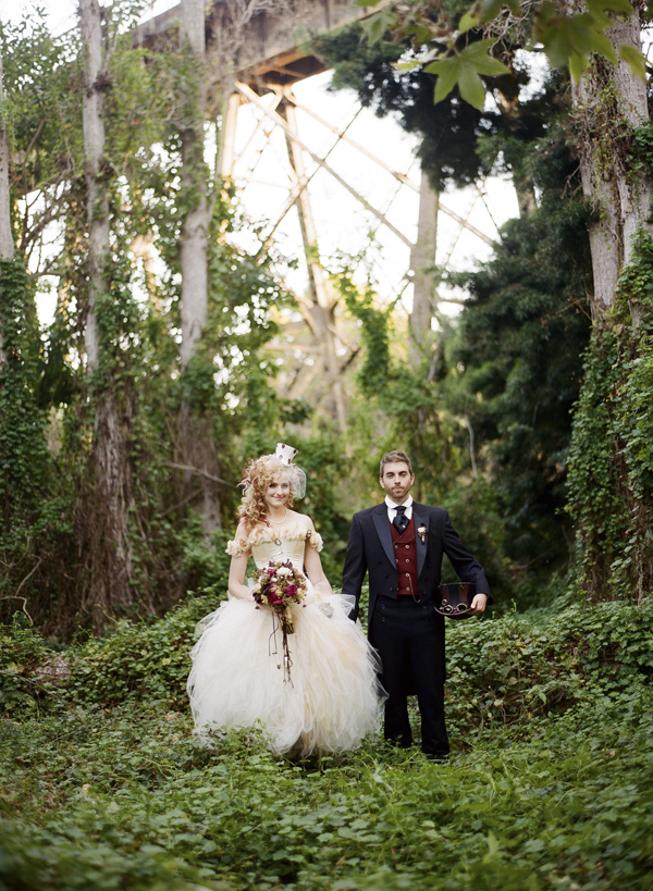 невеста и жених в лесу