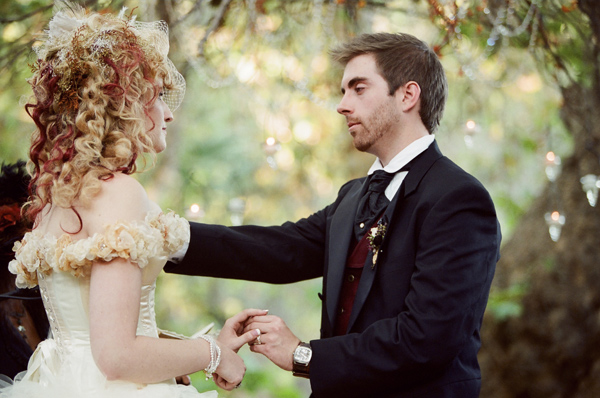 жених одевает кольцо невесте