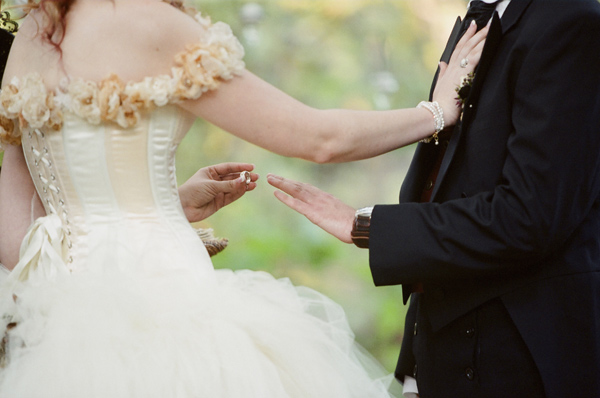 невеста одевает кольцо жениху