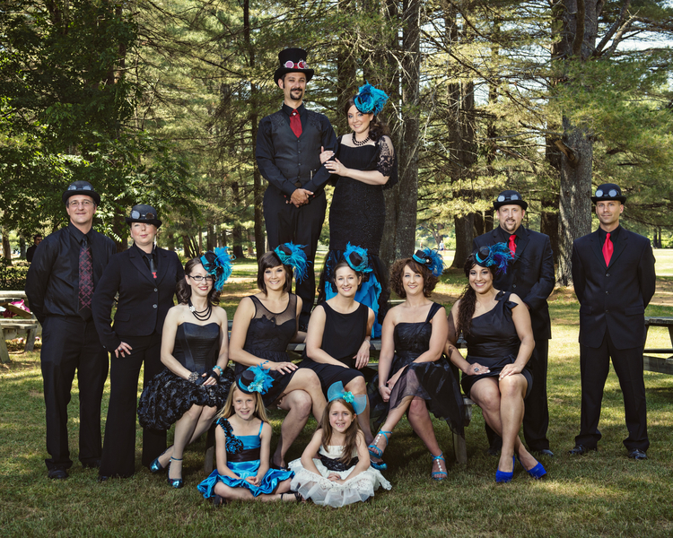 жених и невеста с гостями