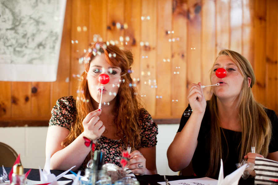 гости в клоунских носах пускают мыльные пузыри