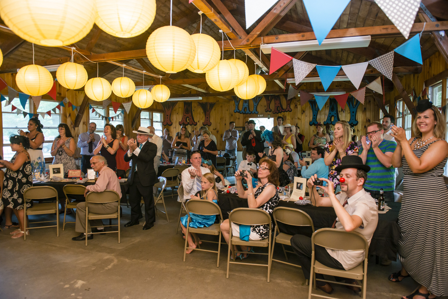 декор зала ресторана — бумажные люстры