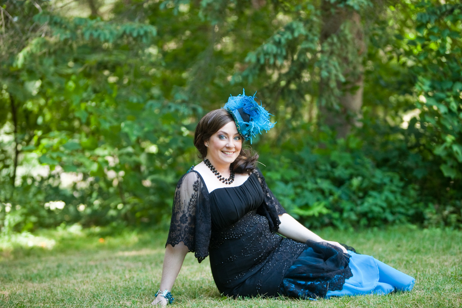 платье невесты с яркими синими вставками