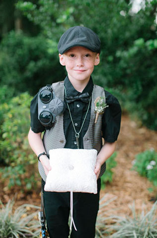 свадьба в стиле стимпанк, мальчик, подносящий кольца