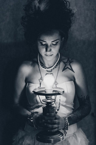 Свадьба в стиле стимпанк, невеста с лампой