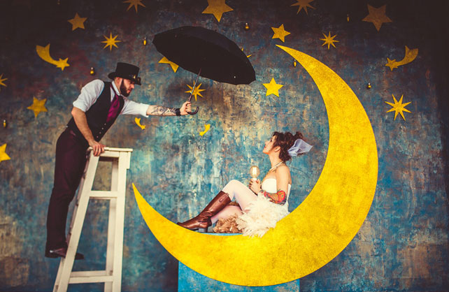 Свадьба в стиле стимпанк, жених и невеста с месяцем