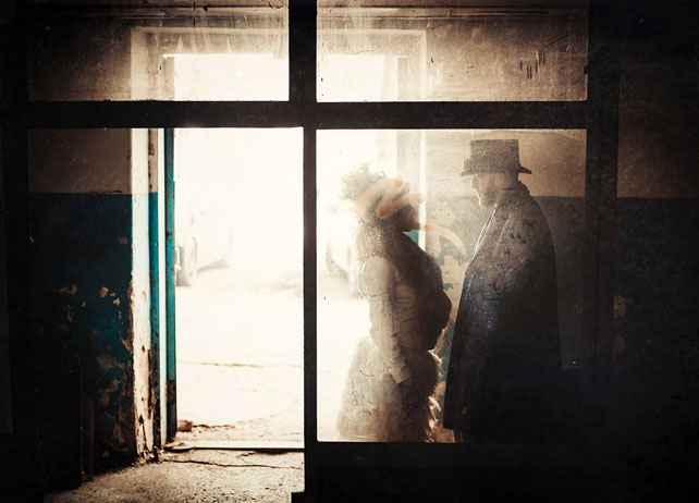 Свадьба в стиле стимпанк, жених и невеста за стеклом