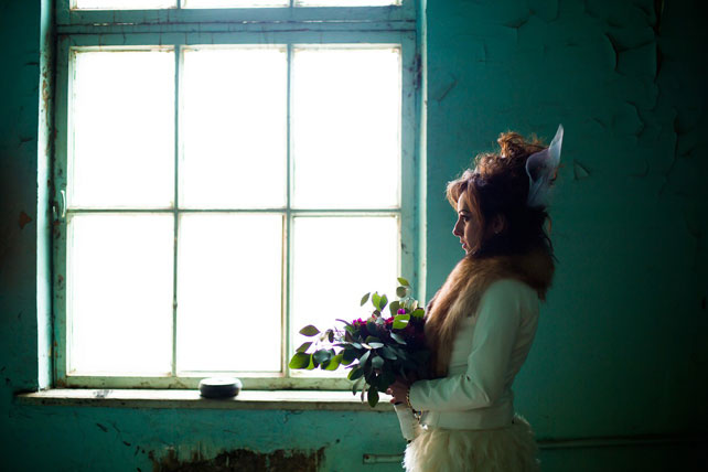 Свадьба в стиле стимпанк, невеста у окна