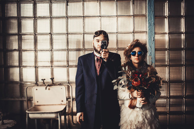 Свадьба в стиле стимпанк, жених и невеста с камерой