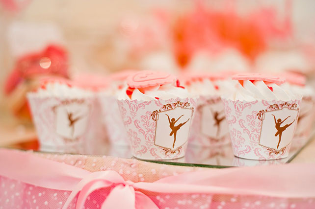 Изящная свадьба в тематике балет, декор банкетного зала, сладкий стол