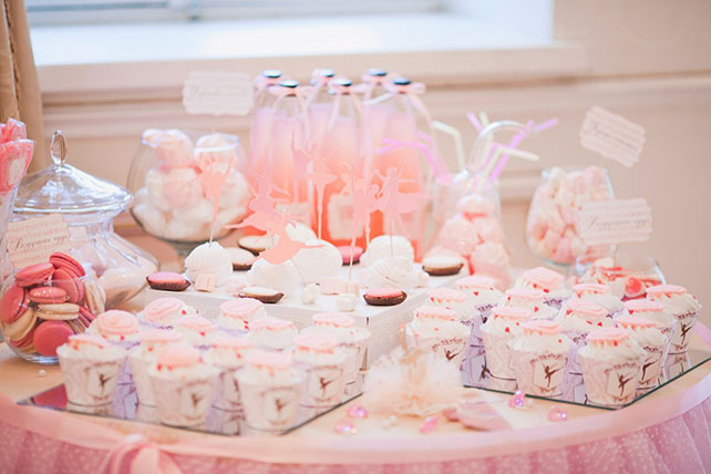 Изящная свадьба в тематике балет, декор банкетного зала, сладкий стол