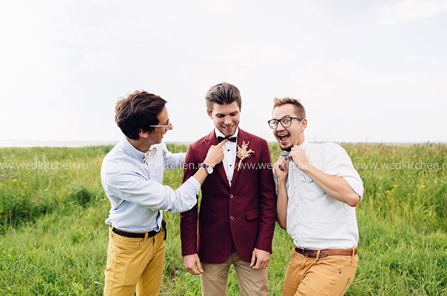 Свадьба в стиле бохо с полётом на воздушном шаре, жениха с друзьями