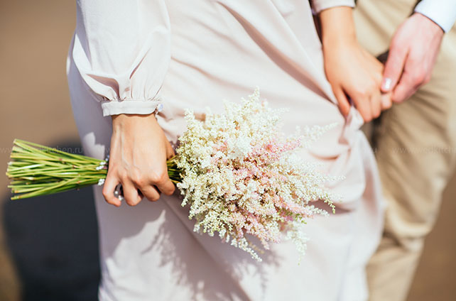 Свадьба в стиле бохо с полётом на воздушном шаре, жених и невеста держатся за руки
