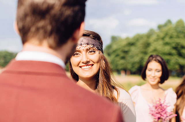Свадьба в стиле бохо с полётом на воздушном шаре, бабочка жениха, церемония бракосочетания