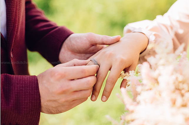 Свадьба в стиле бохо с полётом на воздушном шаре, букет невесты, жених надевает кольцо невесте