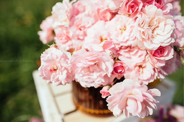 Свадьба в стиле бохо с полётом на воздушном шаре, декор места торжества живыми цветами