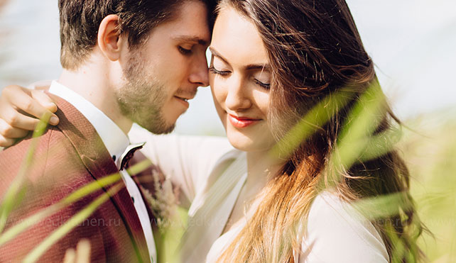 Свадьба в стиле бохо с полётом на воздушном шаре, декор стульев, фотосессия жениха и невесты