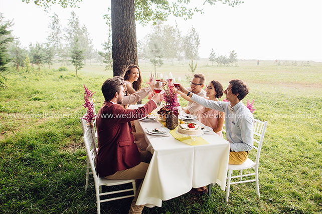 Свадьба в стиле бохо с полётом на воздушном шаре, жених и невеста с друзьями