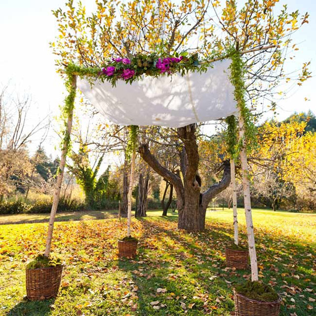 Мириам и Джей: свадьба по комиксам, свадебная арка, украшенная тканью и цветами