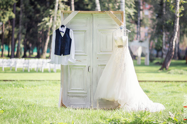 костюм жениха и платье невесты на двери,  Анна и Александр: свадьба в стиле настольной игры Диксит
