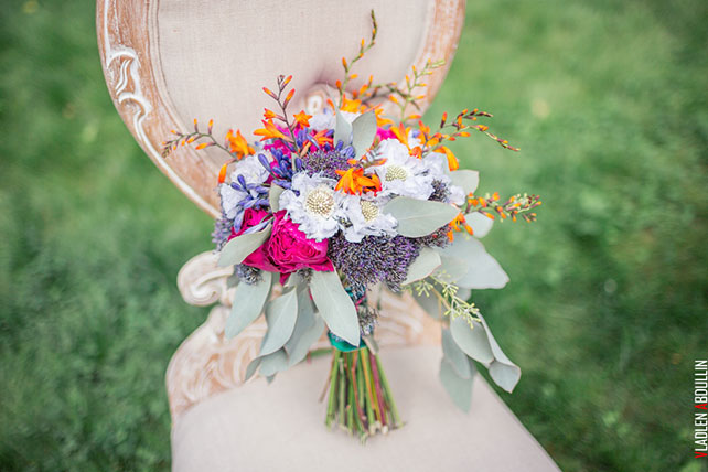 букет невесты на стуле,  Анна и Александр: свадьба в стиле настольной игры Диксит