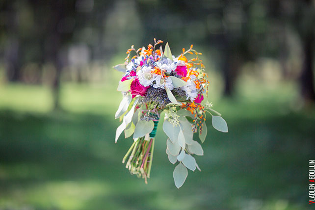 букет невесты в воздухе,  Анна и Александр: свадьба в стиле настольной игры Диксит