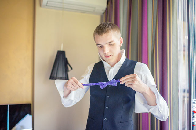 жених надевает бабочку,  Анна и Александр: свадьба в стиле настольной игры Диксит