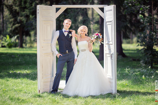 жених и невеста у свадебной арки в виде двери,  Анна и Александр: свадьба в стиле настольной игры Диксит