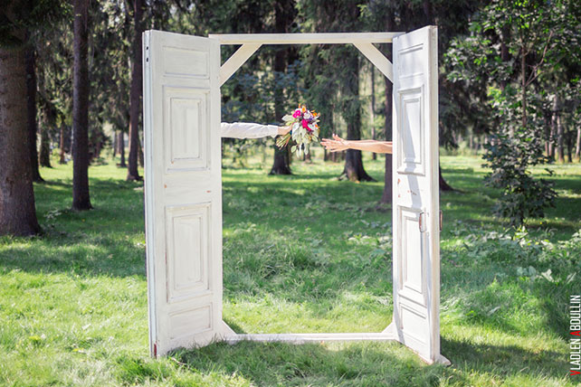 фотосессия жениха и невесты у свадебной арки, Анна и Александр: свадьба в стиле настольной игры Диксит