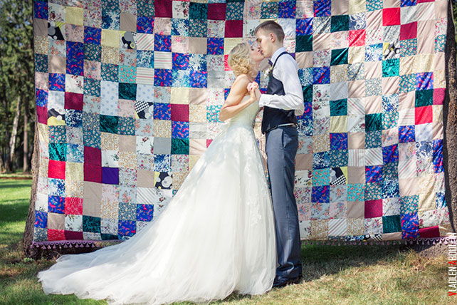 фотосессия жениха и невесты на фоне занавеса из ткани, Анна и Александр: свадьба в стиле настольной игры Диксит