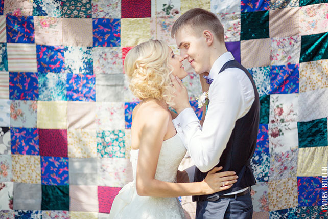 фотосессия жениха и невесты на фоне занавеса из ткани, Анна и Александр: свадьба в стиле настольной игры Диксит