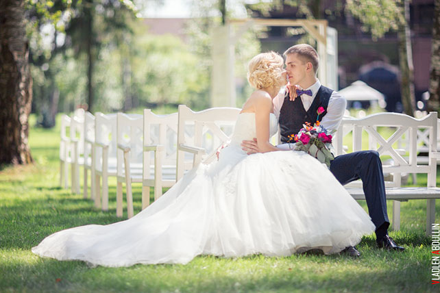 жених и невеста в месте церемонии бракосочетания,  Анна и Александр: свадьба в стиле настольной игры Диксит