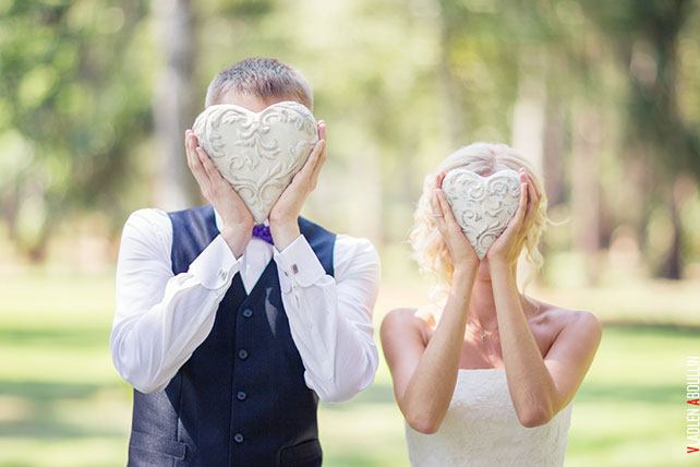 фотосессия жениха и невесты на поляне,  Анна и Александр: свадьба в стиле настольной игры Диксит