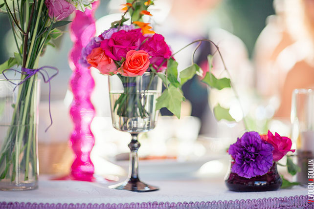 декор столов цветочными композициями,  Анна и Александр: свадьба в стиле настольной игры Диксит