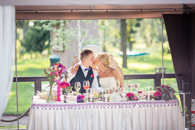 поцелуй молодожёно на свадьбе,  Анна и Александр: свадьба в стиле настольной игры Диксит