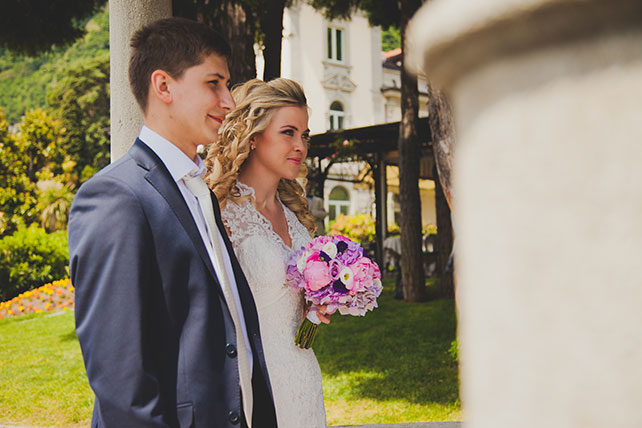 жених и невеста во время церемонии бракосочетания, Оксана и Павел: свадьба для двоих на озере Комо